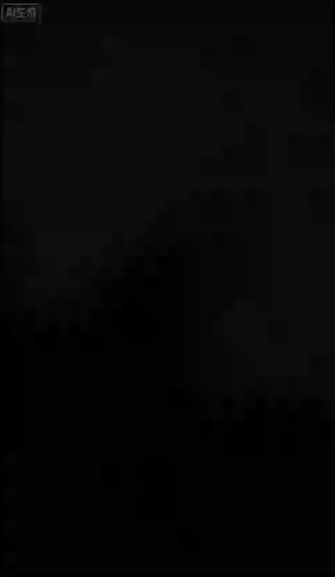 阳光透过白纱窗帘，穿白色吊带、粉色睡裤（短裤）的女孩跪坐在床