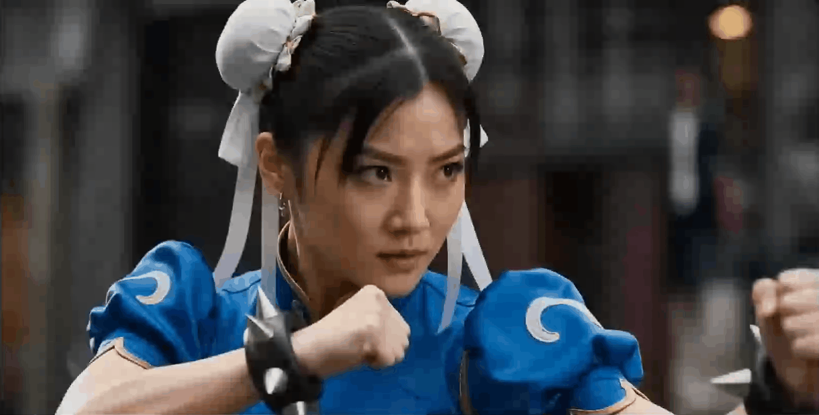 展示Blue Girl与Red Girl在充满樱花瓣的现代街