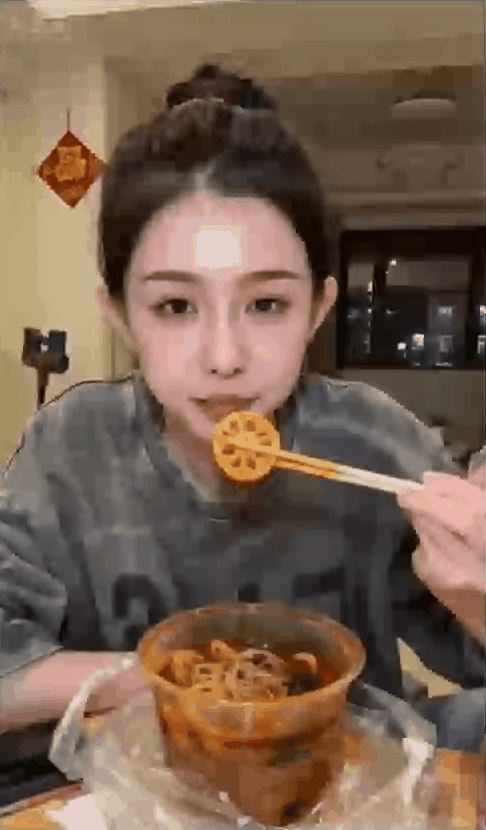 写实生活风格，暖黄室内光， 手机支架视角略微仰拍，画面中一个