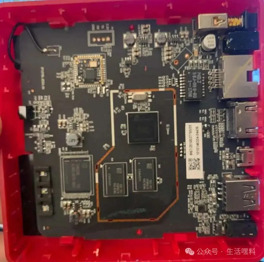 板子是黑色的，比较少见哈一般都是蓝色的板子居多